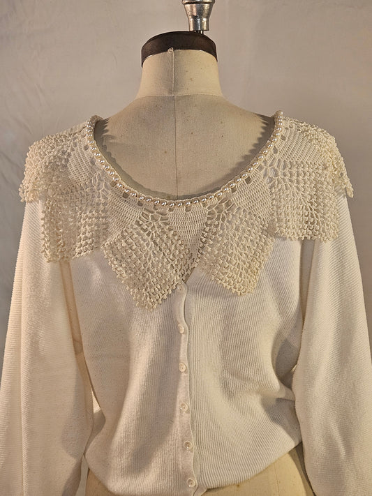 Back view of lace collar