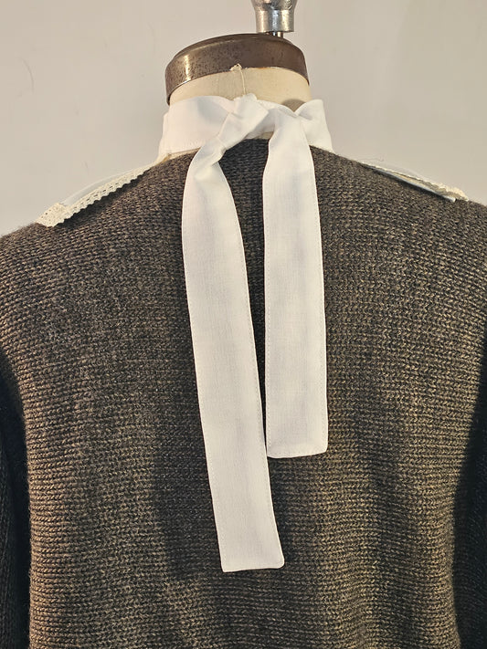 Back view with tie for white jabot
