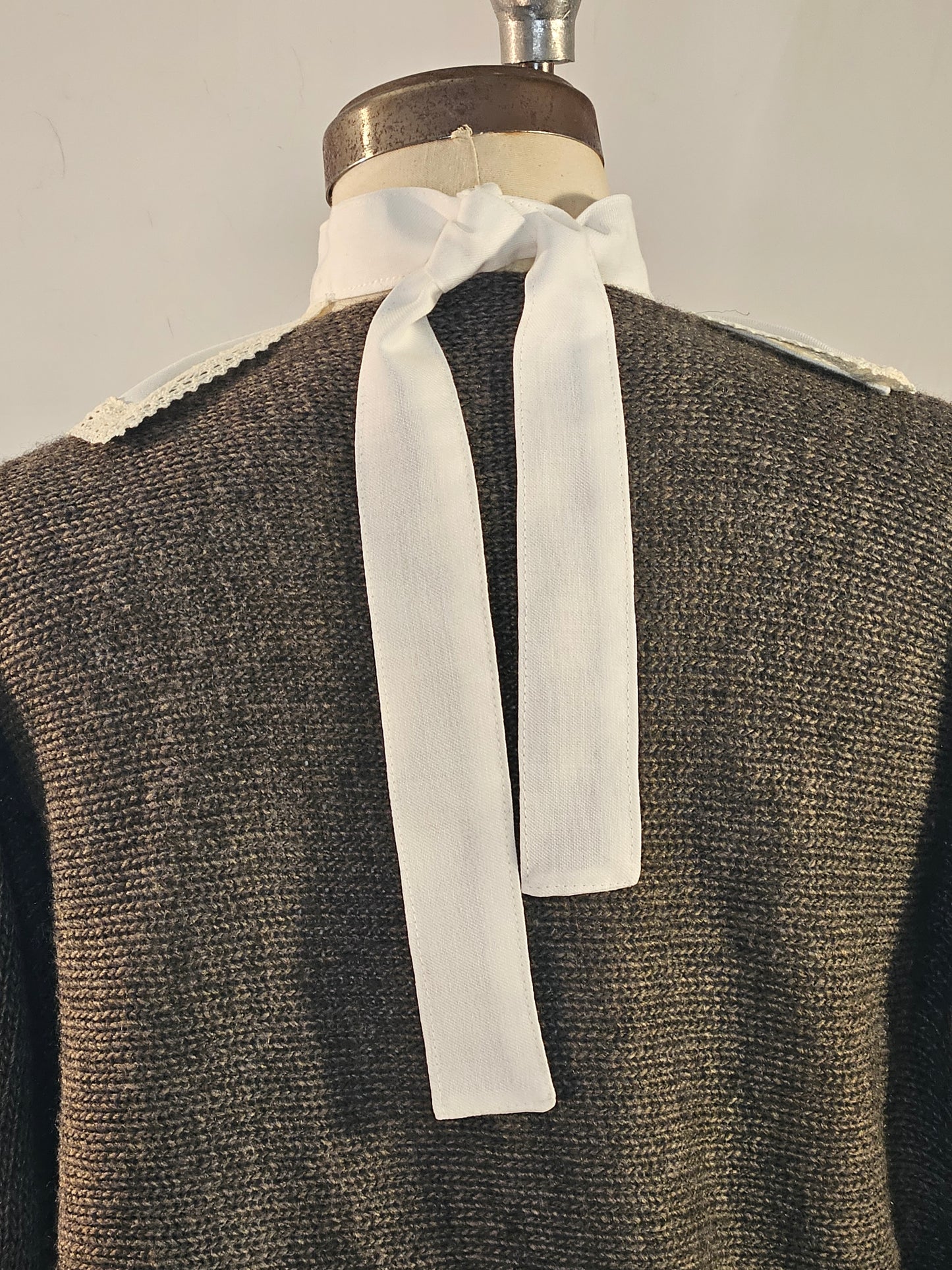 Back view with tie for white jabot