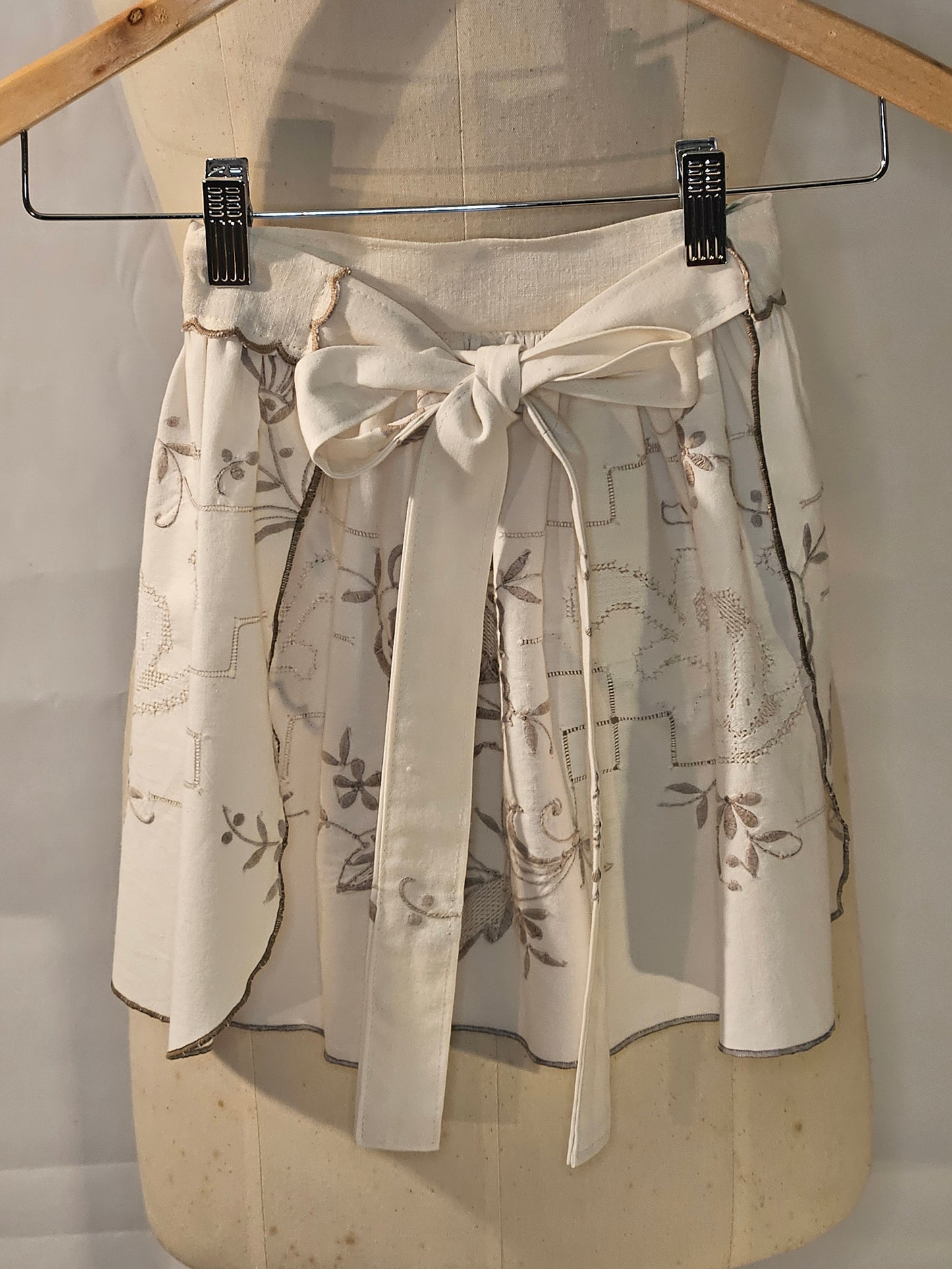 Vintage-Half Apron-white-beige-embroidered with Bows
