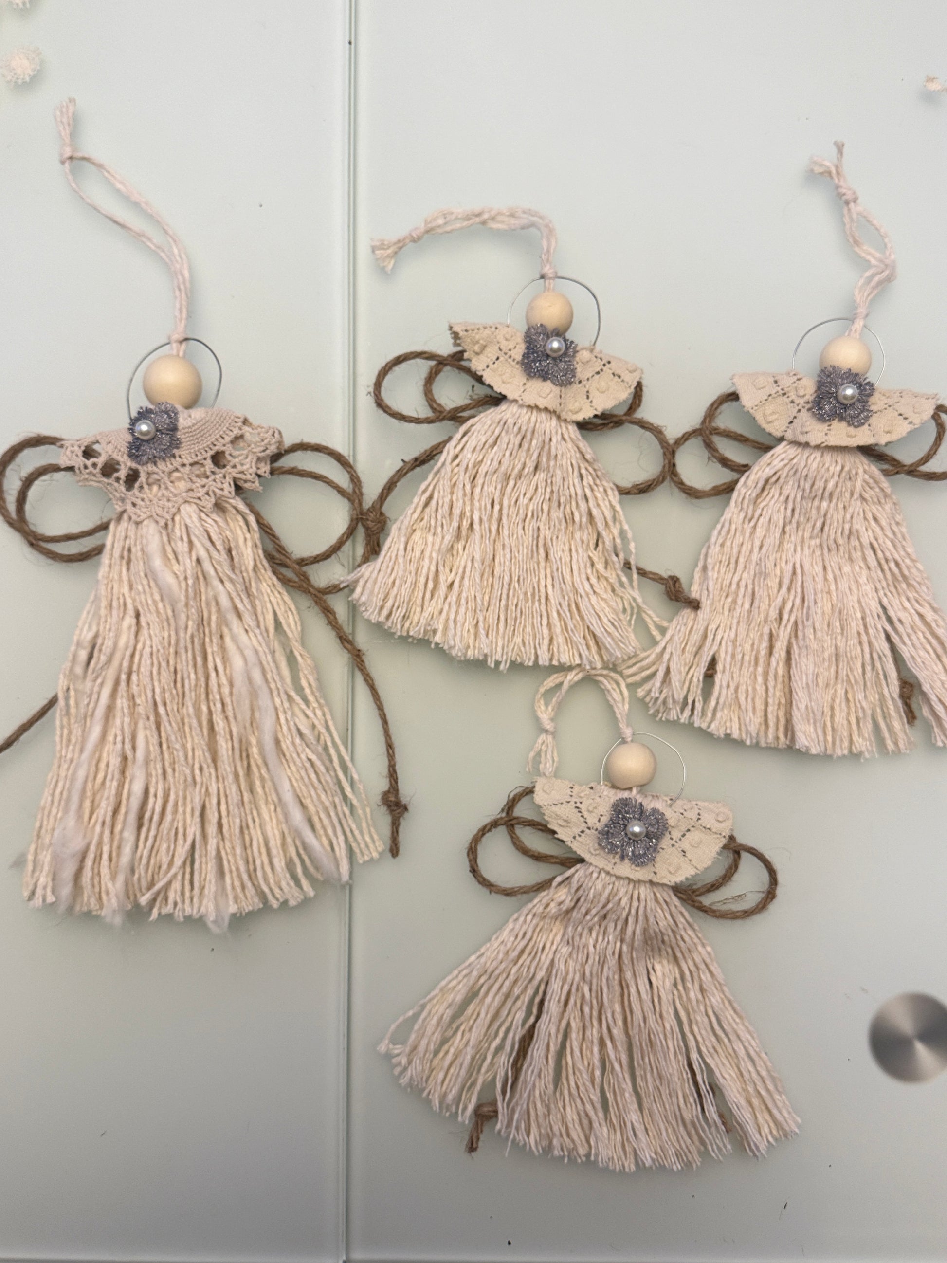 Shows one 9” Angel and three 6” angels. 